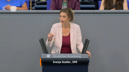 Svenja Stadler am Rednerpult des Deutschen Bundestags